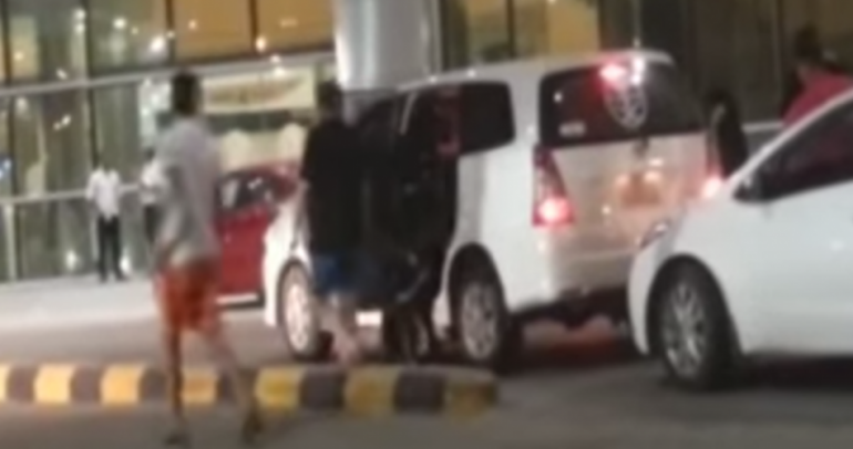 شابان يعاكسان النساء من السيارة.. وهكذا تم الرد عليهما (فيديو)